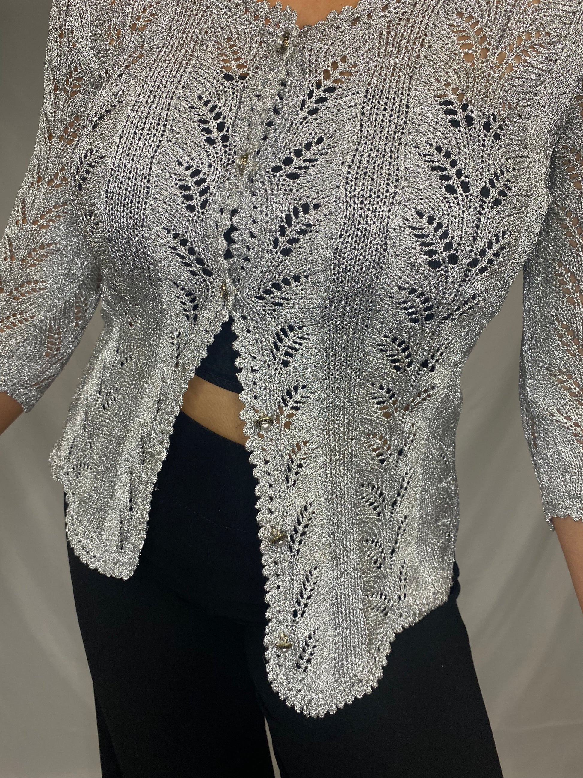 Craquez pour notre gilet vintage en crochet argenté pour